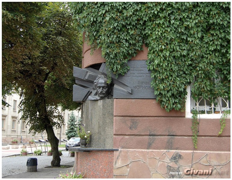 Ukraine photo • Украина фото - Ternopil • Тернопіль - Пам'ятник Чорноволу в Тернополі